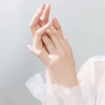Obrázek z Elegantní prstýnek s nastavitelnou velikostí 