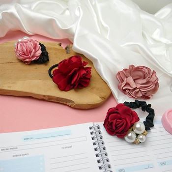 Obrázek z Gumička s růží a perlou - červená 