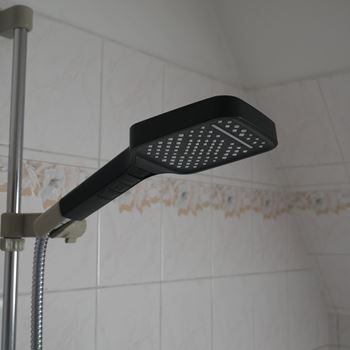 Obrázek Černá sprchová hlavice se 3 režimy proudu vody
