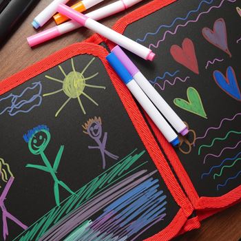 Obrázek z Dětská kreslící knížka s fixy - dinosauři 