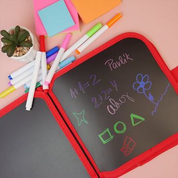 Obrázek z Dětská kreslící knížka s fixy - dinosauři 