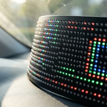 Obrázek z LED displej do auta s aplikací 
