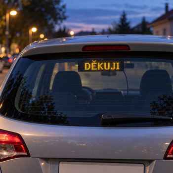 Obrázek z LED displej do auta s aplikací 